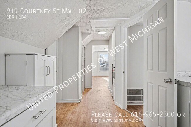 Building Photo - 919 Courtney St NW