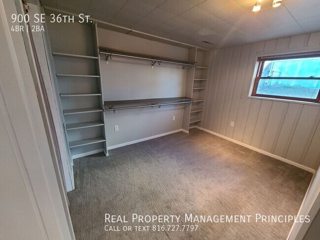 Building Photo - 900 SE 36th St