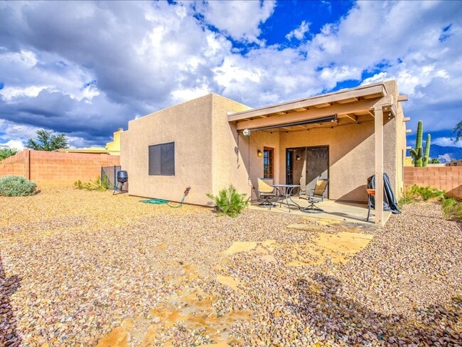 Building Photo - Beautiful 3 Bedroom Home with Office & Des...