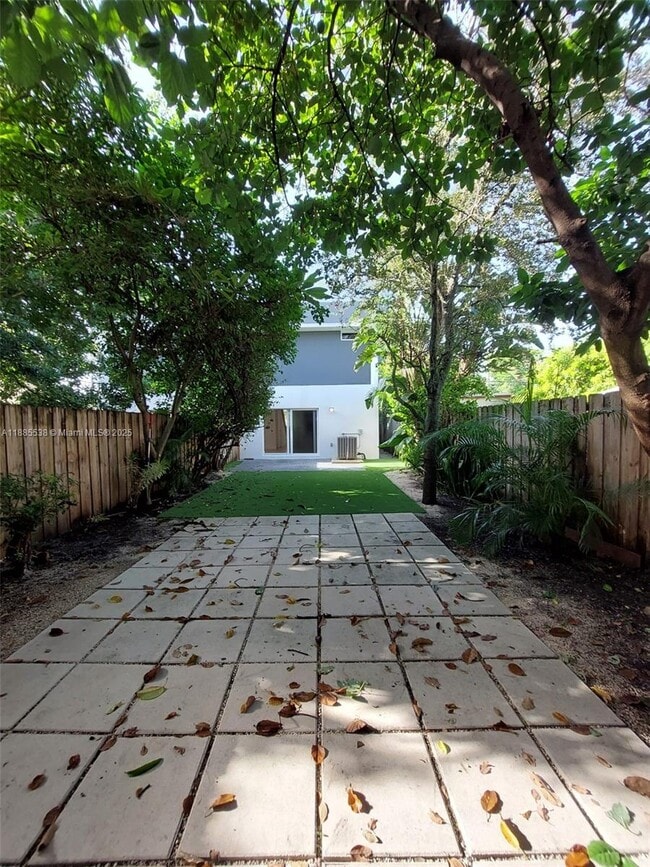 Building Photo - 2839 SW 25th Ter