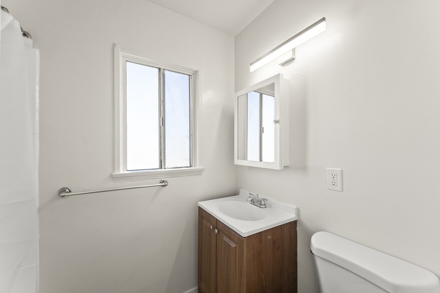 Building Photo - 1339 W 109th St