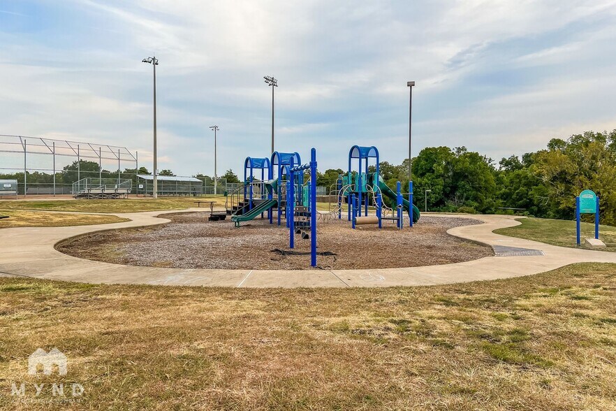 Building Photo - 701 Hillside Dr