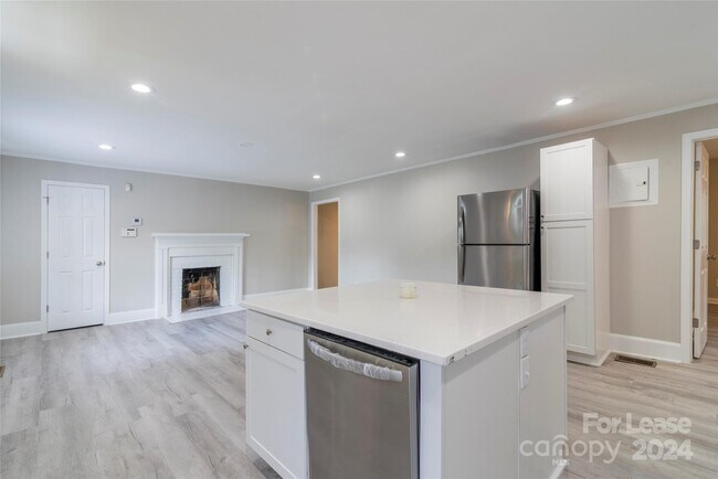 Building Photo - 2336 Barry St