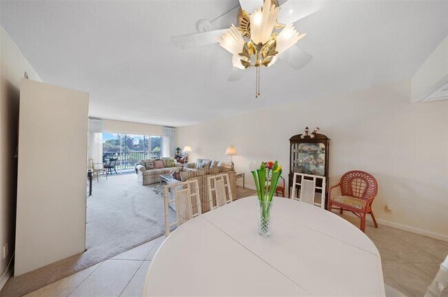 Building Photo - 3000 N Palm Aire Dr