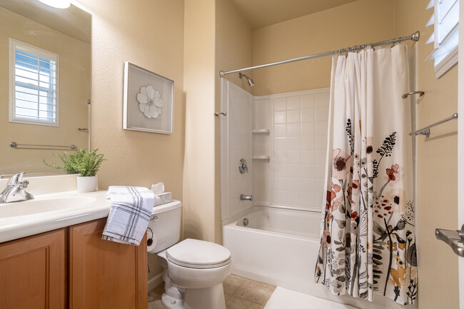 Ensuite bath of room with double bed - 373 N Amedeo Ln