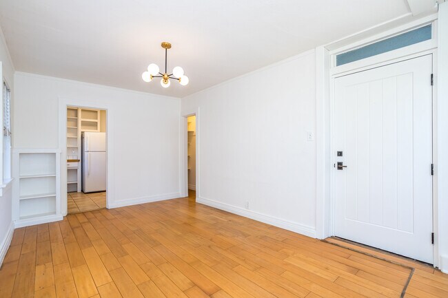 Building Photo - 700 Angelus Pl