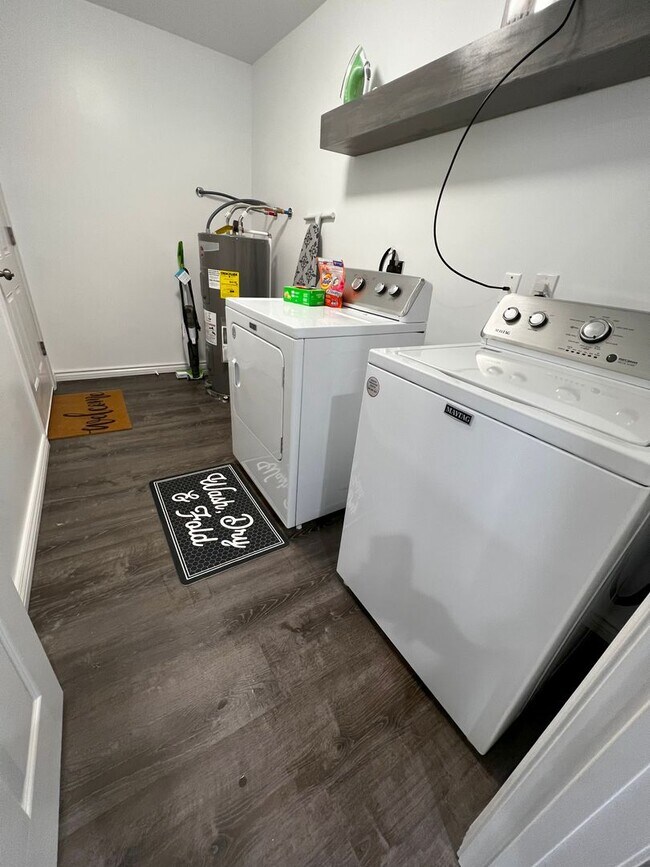 Building Photo - Fully Furnished rental with excellent cent...