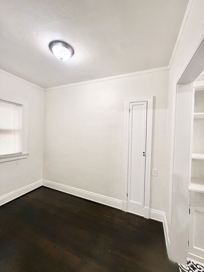 Building Photo - Unique Downstairs 1/1 w/ Hardwoods in Small 1920's Complex