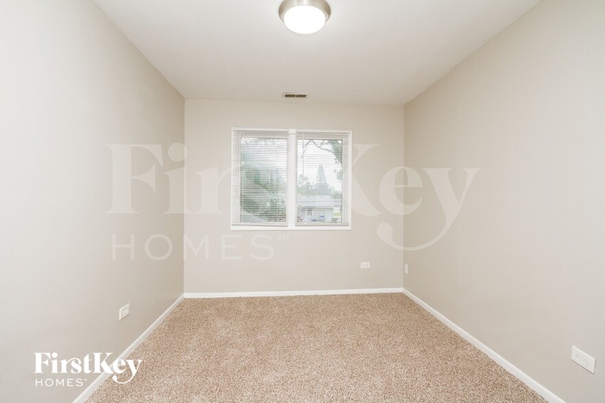 Building Photo - 439 W Margaret Terrace