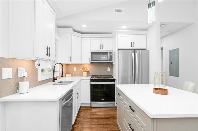 Building Photo - 1934 Pinedale Pl