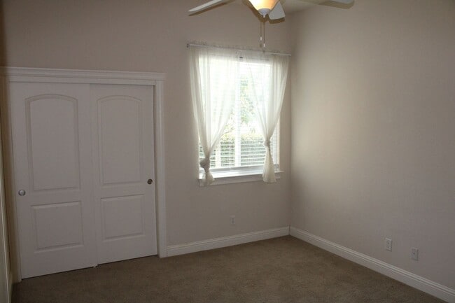 Building Photo - 4 BED/2 BATH IN THE SUNSET AVENUES SUBDIVISION
