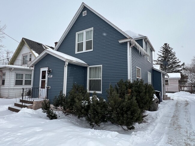 Building Photo - AVAILABLE AUGUST 1 - Spacious 3+ Bedroom Home