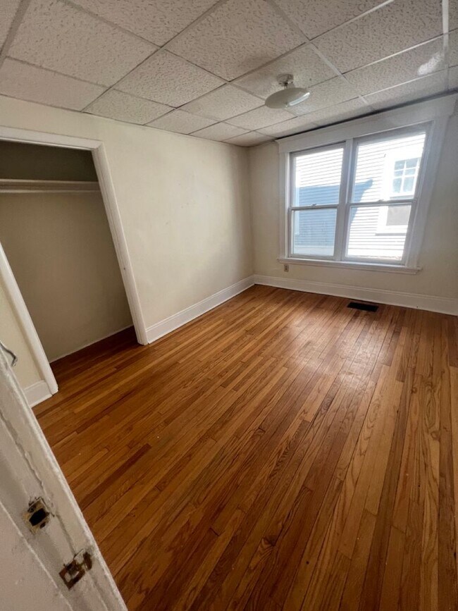 Building Photo - 52 Hickok Pl