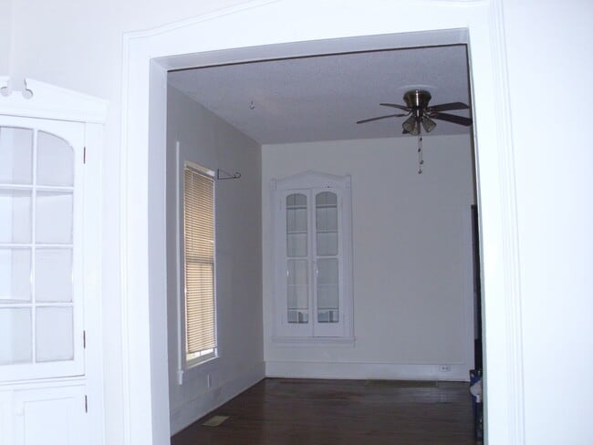 Building Photo - 2 bedroom house with garage