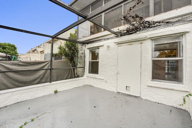Building Photo - 3 BR / 3 BA + Patio + Parking AVAIL 8/1