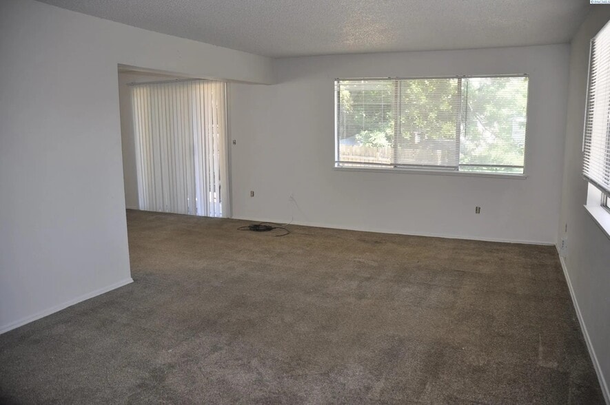 living room - 530 SW Summer St