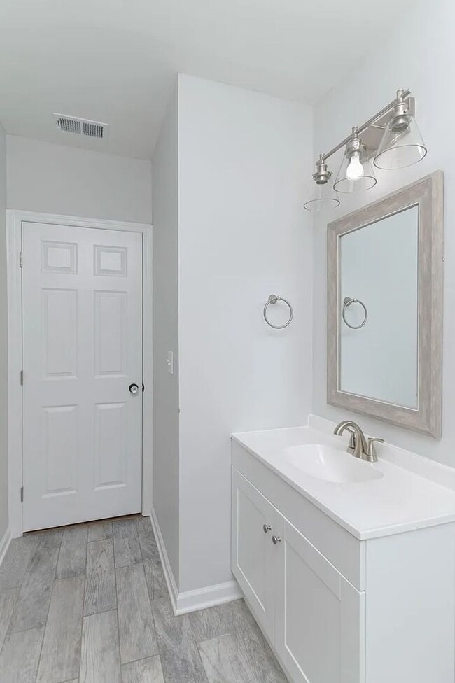 Building Photo - Pre-Leasing for the 26-27 School Year! - U...