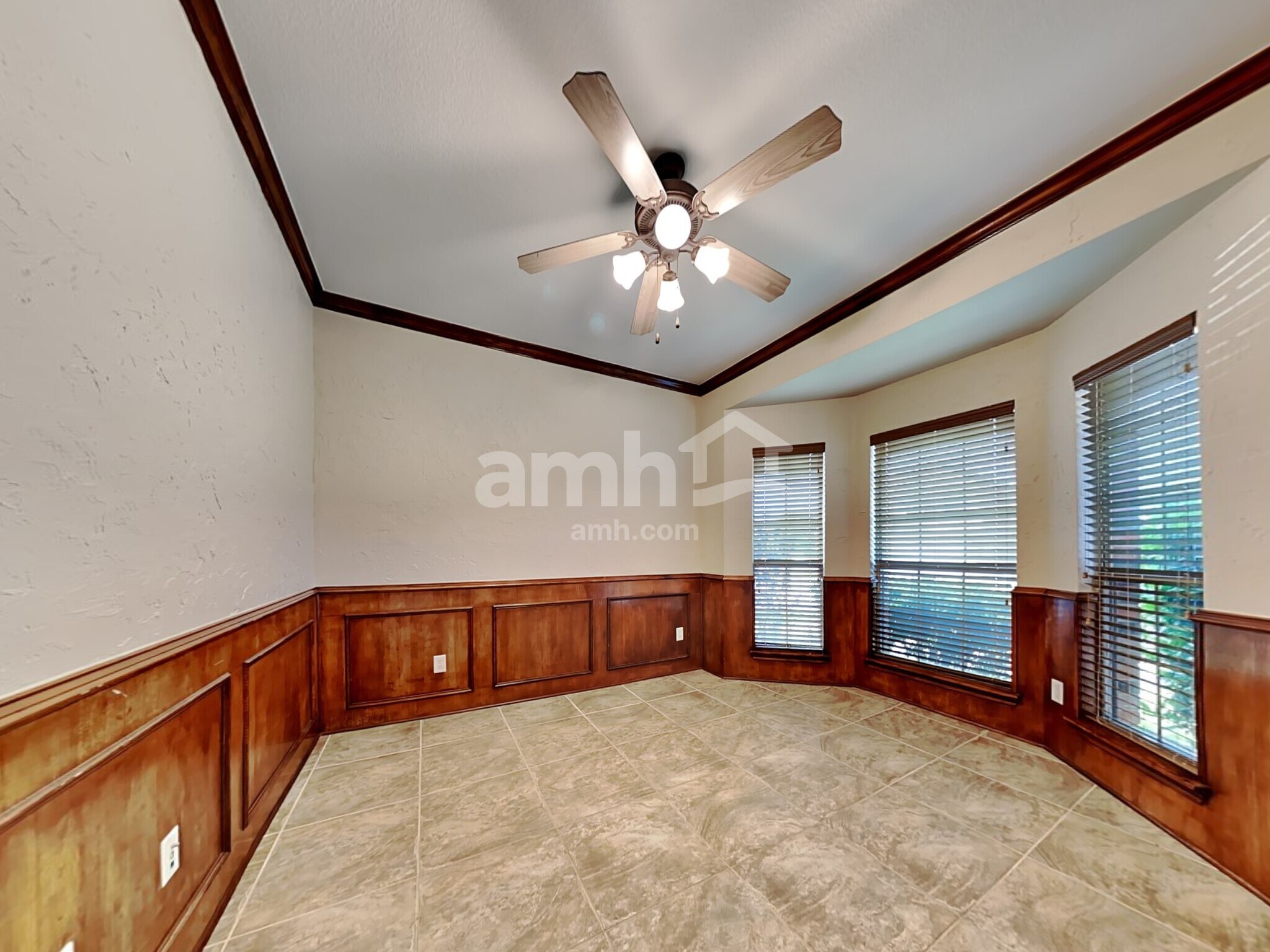 Building Photo - 404 Roundrock Ln