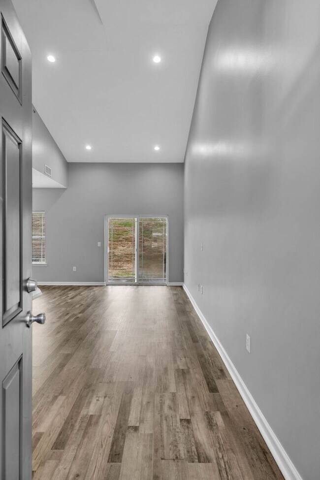 Building Photo - Move-in Ready Townhome in heart of Spring Hill