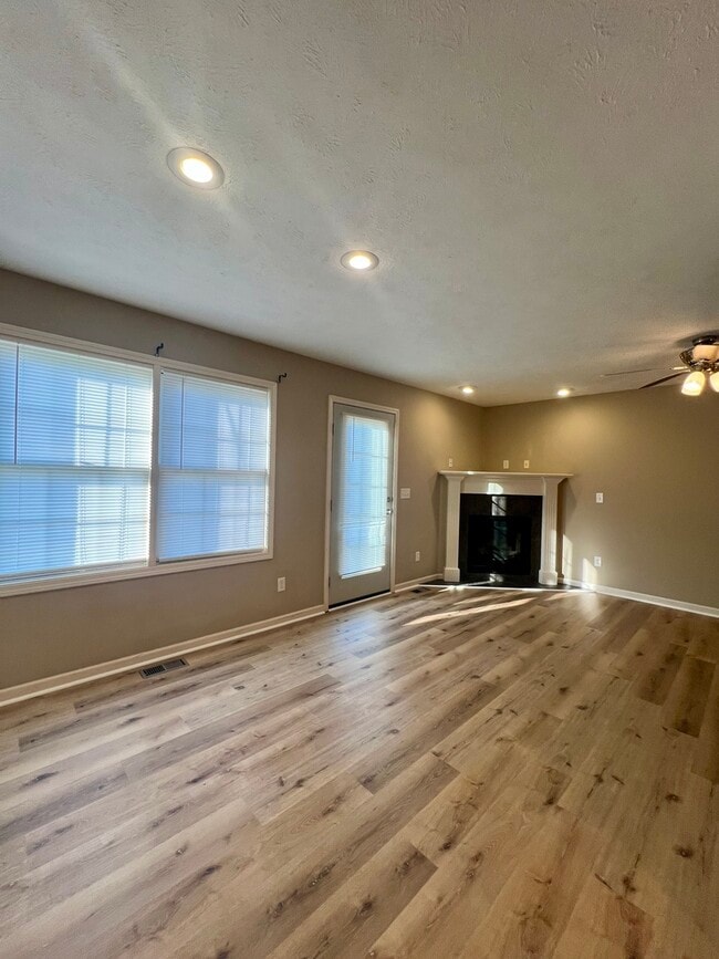 Building Photo - 1112 Ekstam Dr