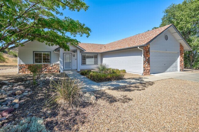 Building Photo - 3 Bedroom, 2 Bath, 2 Car Garage For Rent in Prescott!