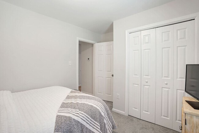 Building Photo - 3 bedroom 2.5 bath with bonus room in Lega...