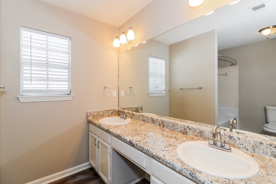 Building Photo - 6520 Eastbriar Dr