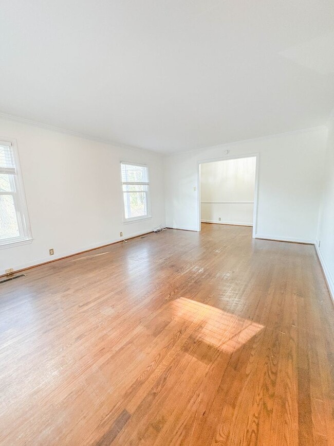 Building Photo - FIRST TWO WEEKS RENT FREE! 3 Bedroom 2 Bathroom with Detached Garage