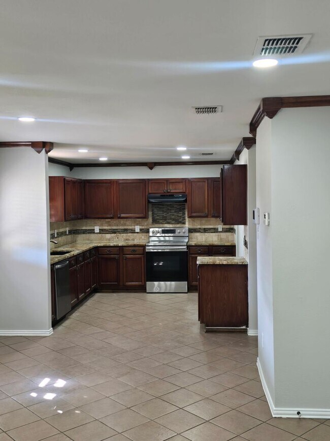 Building Photo - 4 Bedroom / 2.5 Bath / 2 Car Garage