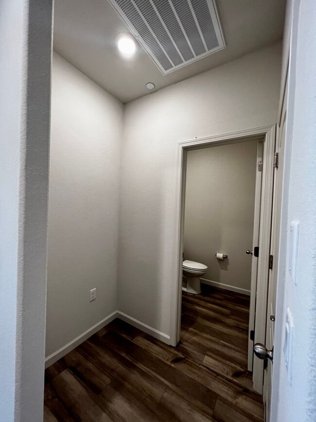 Building Photo - 2035 Greenbriar Dr