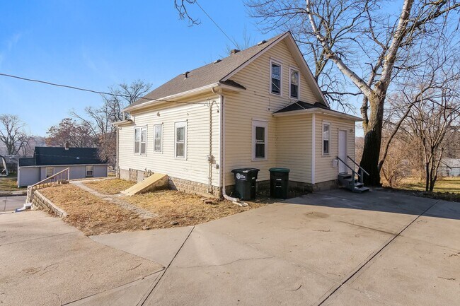 Building Photo - 4258 Laurel Ave