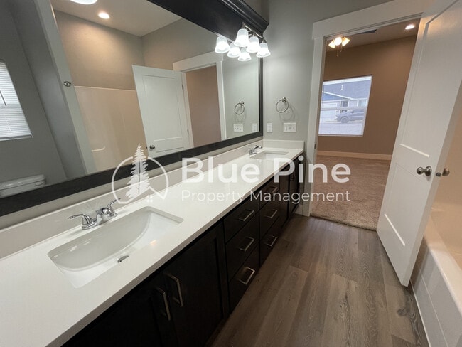 Building Photo - 5844 Wildrose Ave