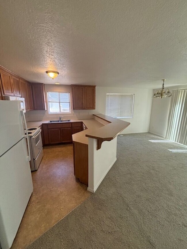 Building Photo - 4 Bed 2.5 Bath in Hillsboro. Half off firs...