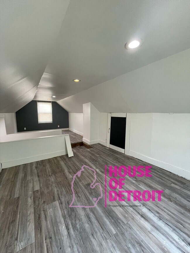 Building Photo - Summer Special~ 3 BEDROOM 1 BATH BUNGALOW ...