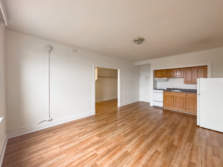 Building Photo - 3335 W Diversey Ave