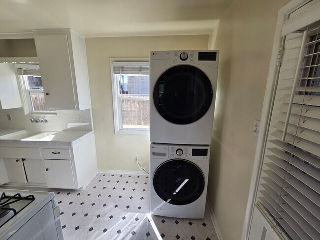 Building Photo - 588 1/2 McIntosh St