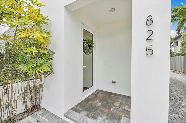 Building Photo - 825 NE 17th Way