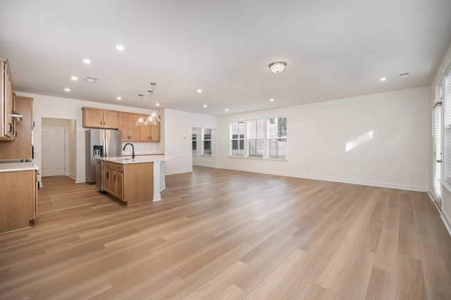 Building Photo - 6101 Mariemont Cir