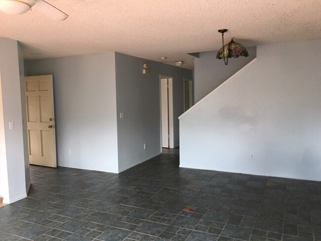 Building Photo - Single Family 4 bedroom 3 bath single family home