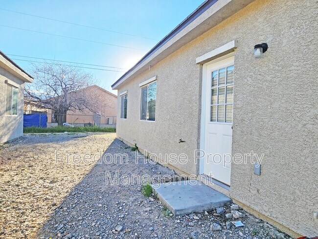 Building Photo - 1121 Sixshooter Ave