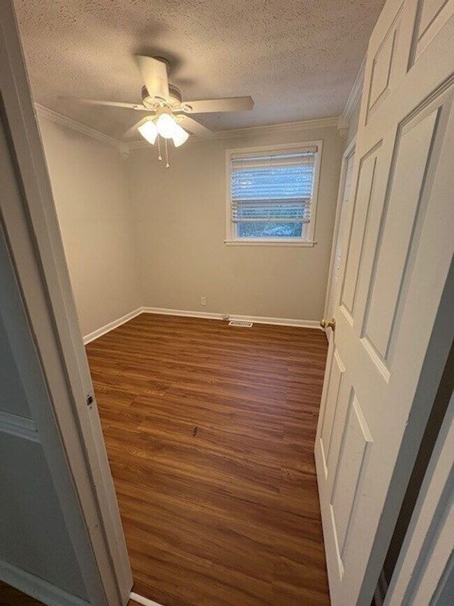 Building Photo - Spacious Home Near The Lake