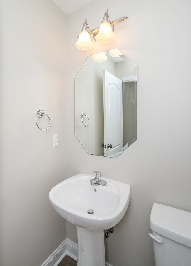 Building Photo - 823 Landing Dr