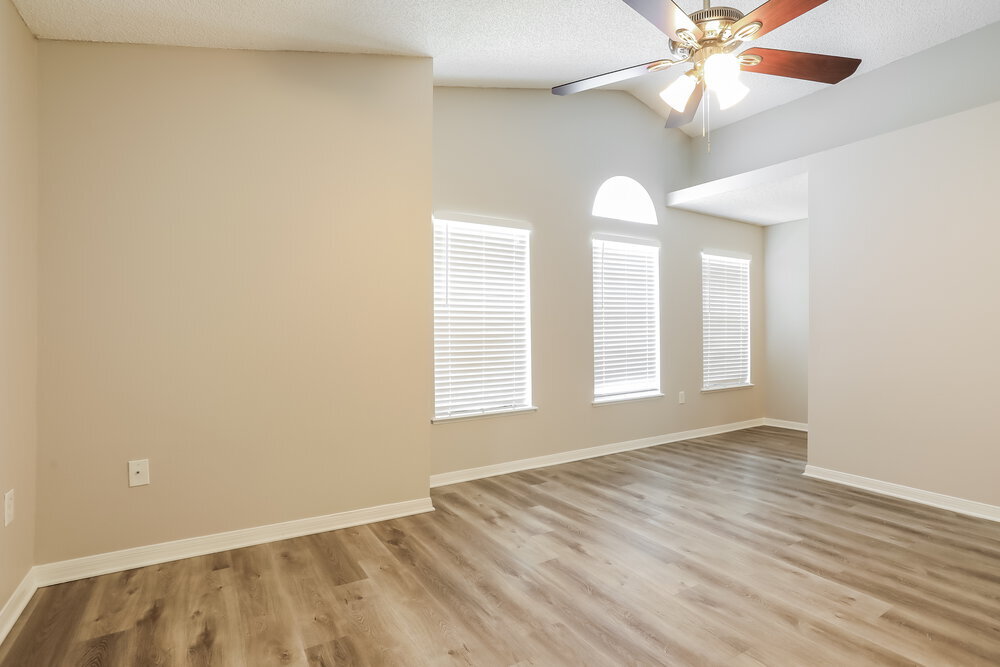 Building Photo - 5633 English Oak Dr S