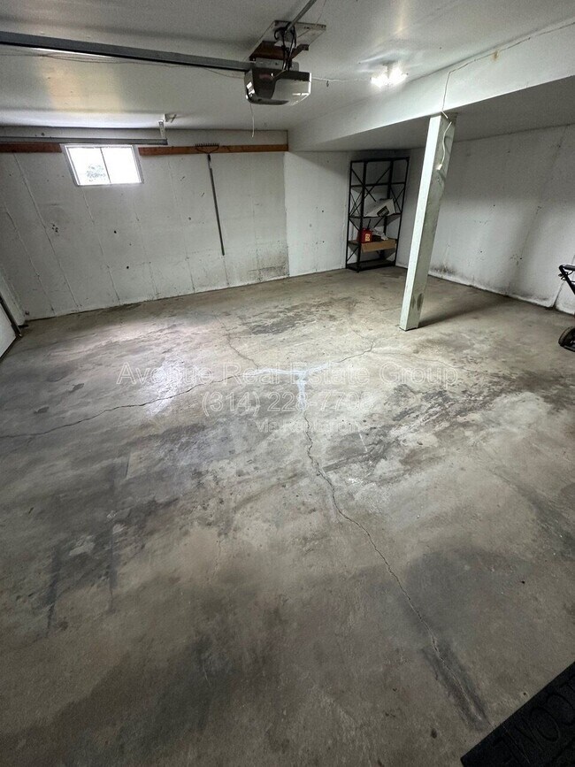 Building Photo - 425 Westglen Village Dr