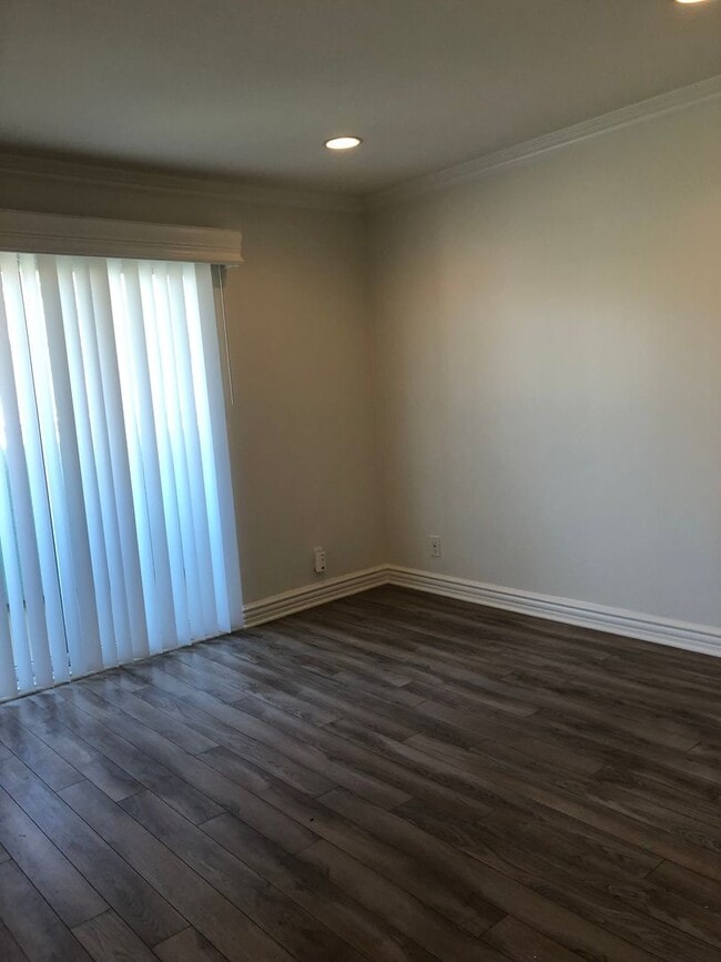 Building Photo - Three-story downtown home two blocks from ...