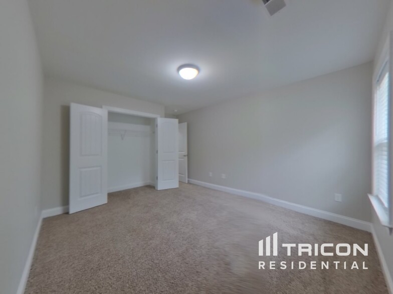 Building Photo - 2619 Mckinley Dr
