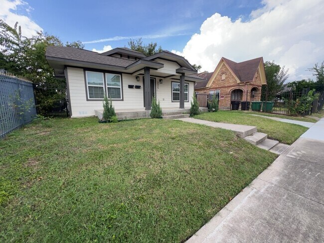 Building Photo - 224 Everton St