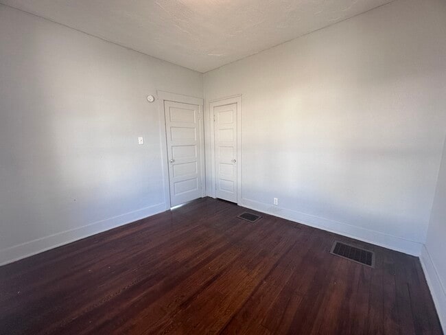 Building Photo - 911 Main-W