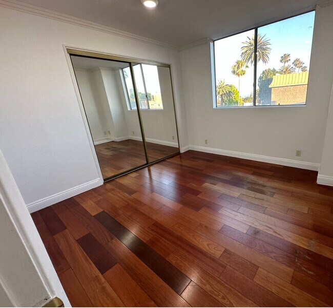 Building Photo - 137 S Palm Dr