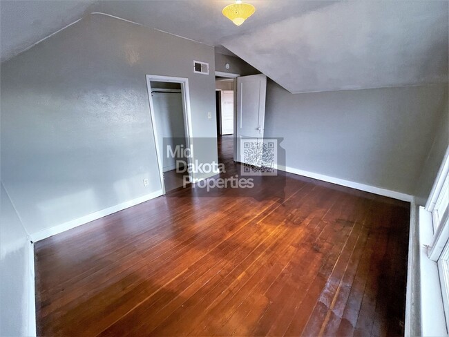 Building Photo - 1000 W 3rd- 5 bedroom, 2 bathroom, Attache...